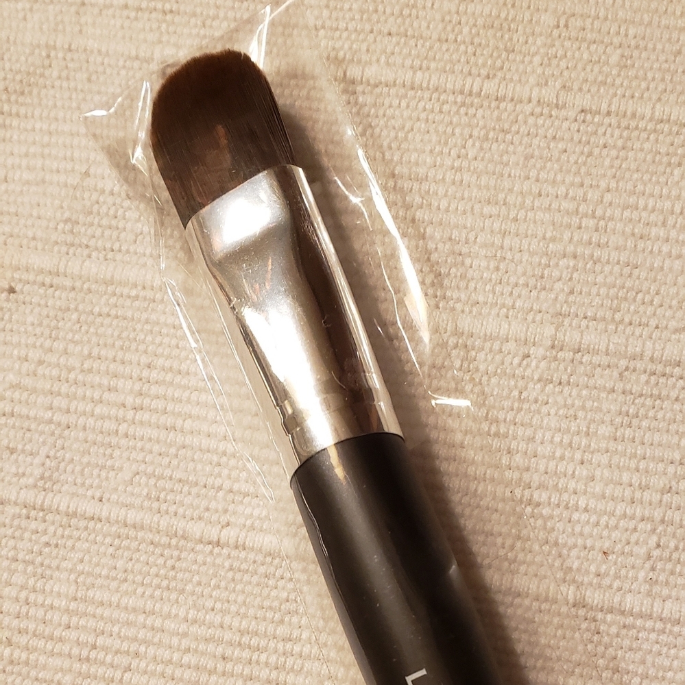 Laura Geller brush